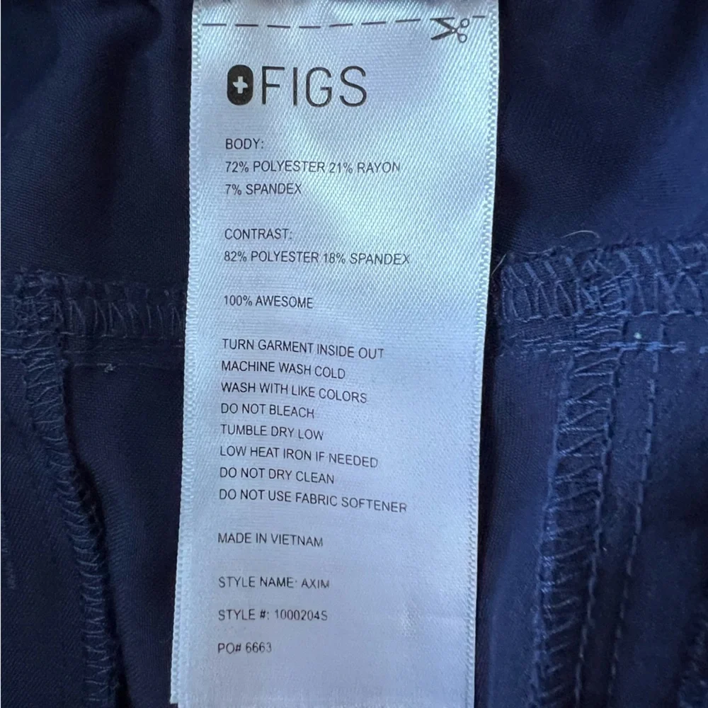 FIGS Men’s Axim Cargo Scrub Pants™ in Navy Blue, size M/S